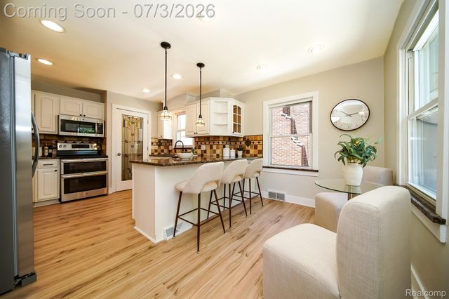 8076 Winona Avenue, Allen Park, MI 48101