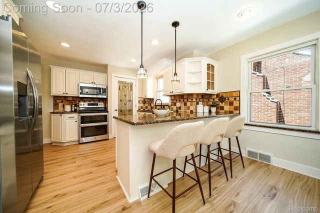 8076 Winona Avenue, Allen Park, MI 48101