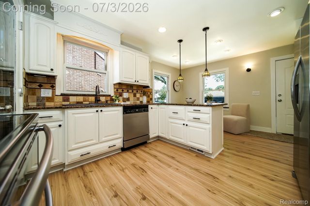 8076 Winona Avenue, Allen Park, MI 48101