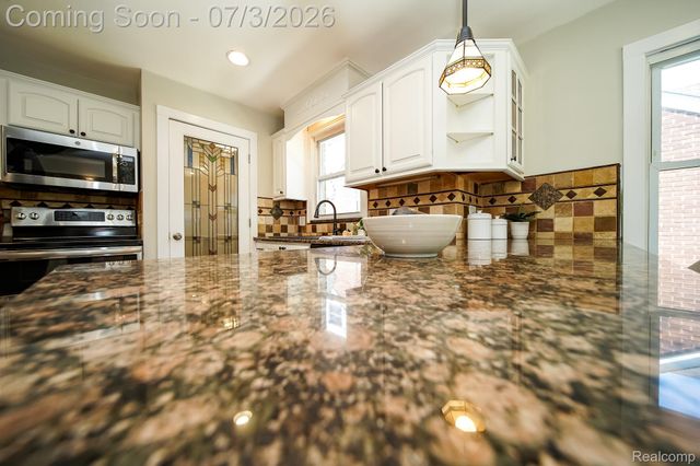 8076 Winona Avenue, Allen Park, MI 48101
