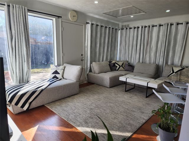 1620 W Northgate Drive, Irving, TX 75062