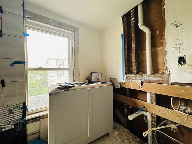 28 Angell St, Mansfield, MA 02048