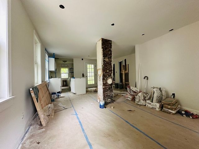 28 Angell St, Mansfield, MA 02048