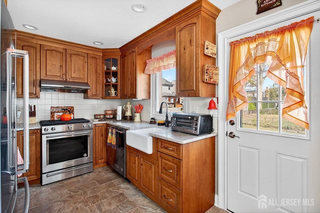 6 Elmwood Avenue, Carteret, NJ 07008