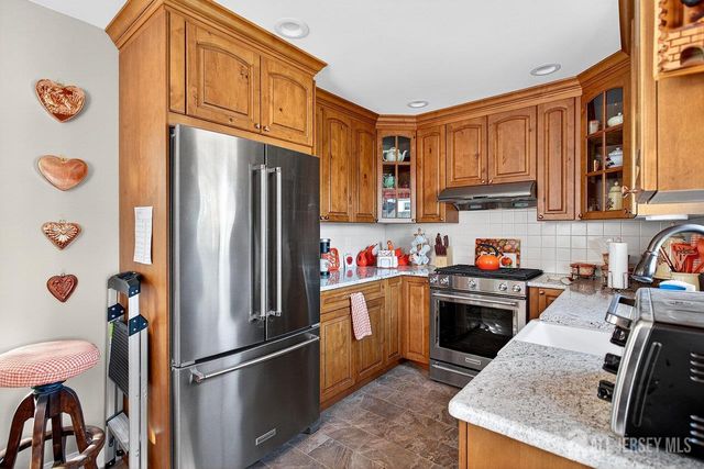 6 Elmwood Avenue, Carteret, NJ 07008