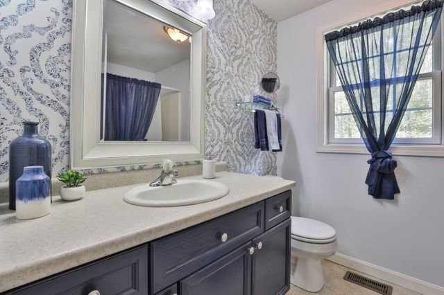 713 Raymond Road, Chester, NH 03036