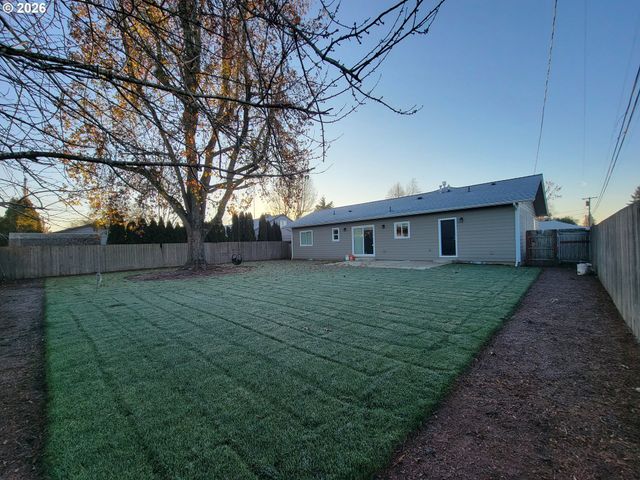 3325 FERNDELL St, Salem, OR 97301