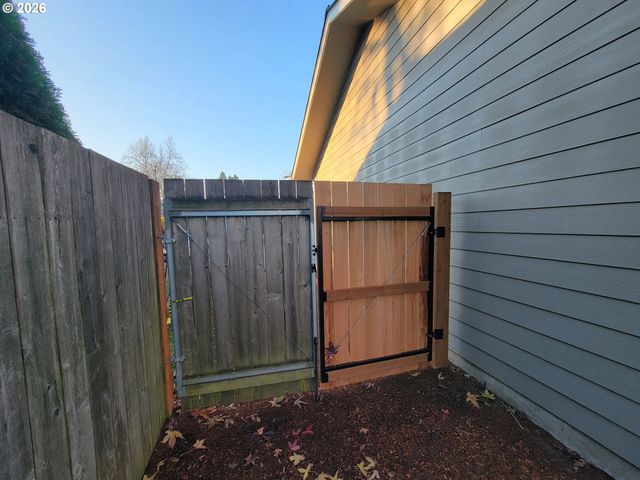 3325 FERNDELL St, Salem, OR 97301