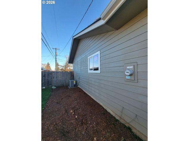 3325 FERNDELL St, Salem, OR 97301