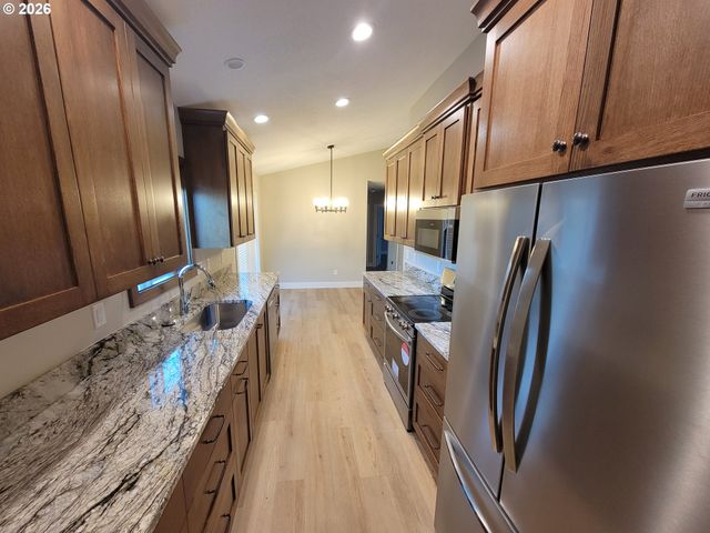 3325 FERNDELL St, Salem, OR 97301