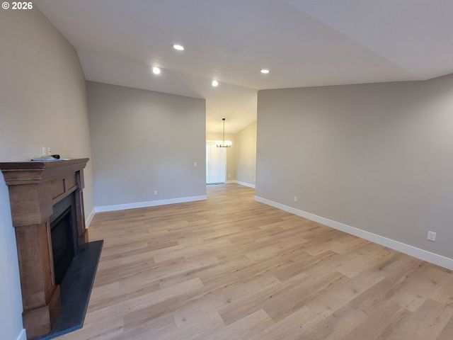 3325 FERNDELL St, Salem, OR 97301