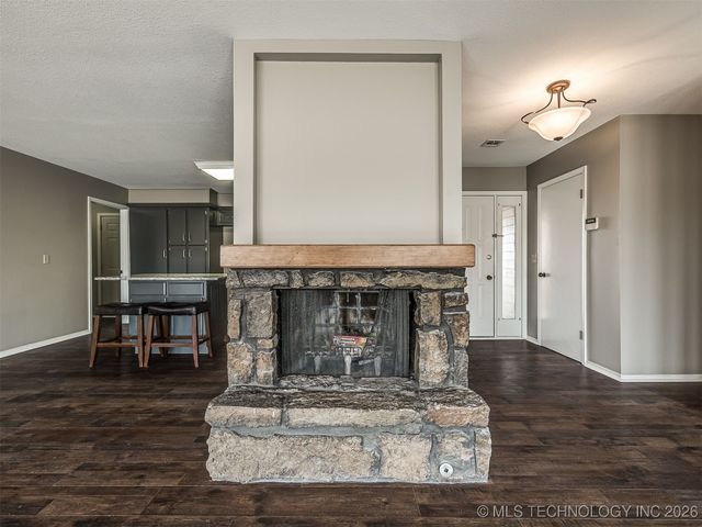 300 Ridgecrest Court, Bartlesville, OK 74006