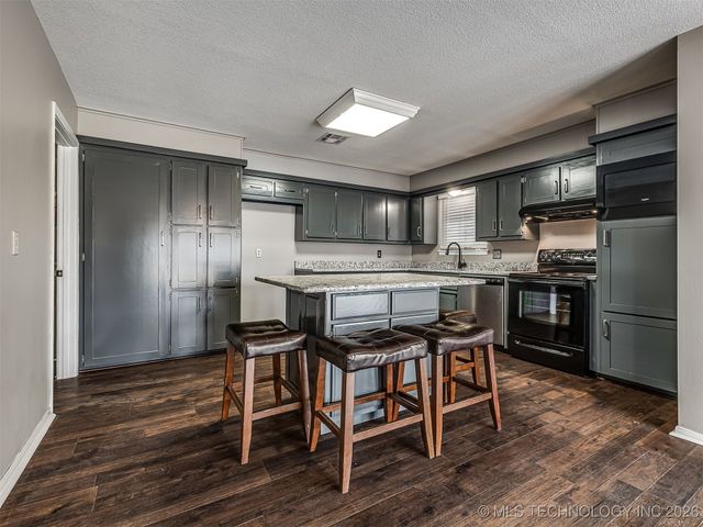 300 Ridgecrest Court, Bartlesville, OK 74006