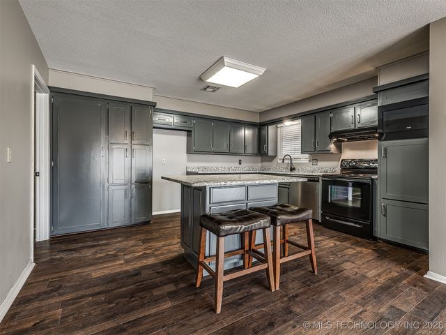 300 Ridgecrest Court, Bartlesville, OK 74006