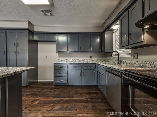 300 Ridgecrest Court, Bartlesville, OK 74006