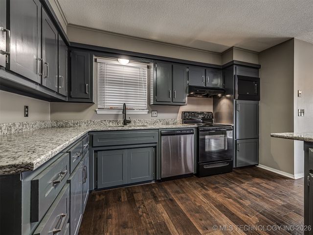 300 Ridgecrest Court, Bartlesville, OK 74006