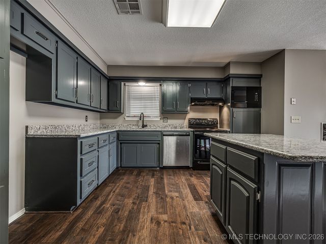 300 Ridgecrest Court, Bartlesville, OK 74006