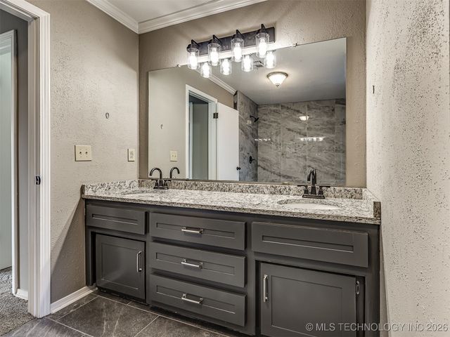 300 Ridgecrest Court, Bartlesville, OK 74006