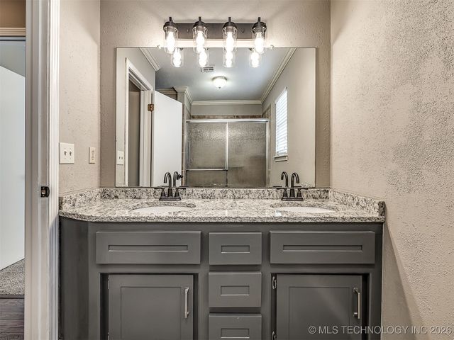 300 Ridgecrest Court, Bartlesville, OK 74006