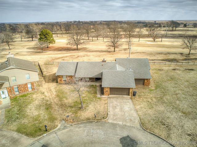 300 Ridgecrest Court, Bartlesville, OK 74006