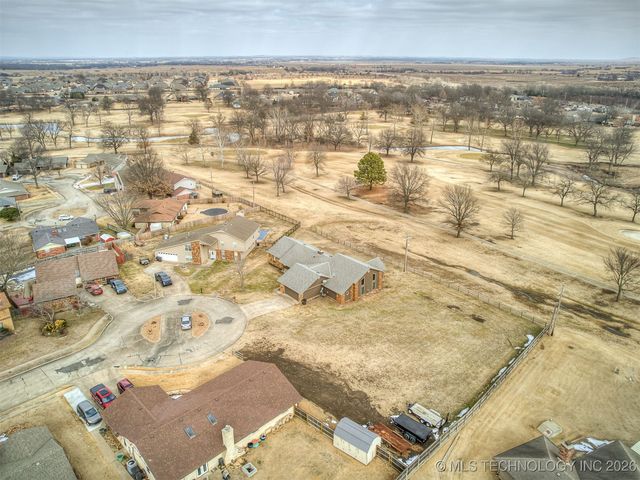 300 Ridgecrest Court, Bartlesville, OK 74006