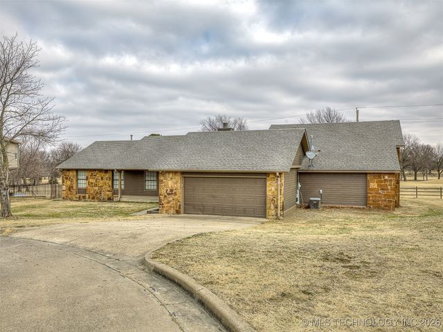 300 Ridgecrest Court, Bartlesville, OK 74006