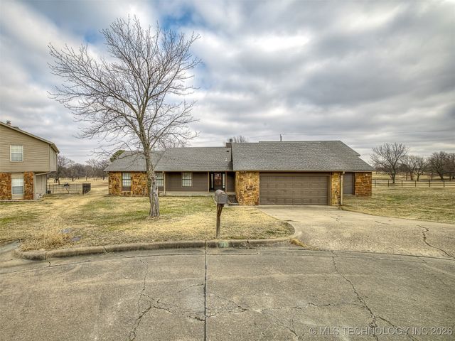 300 Ridgecrest Court, Bartlesville, OK 74006
