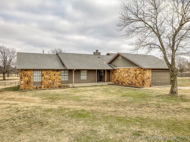 300 Ridgecrest Court, Bartlesville, OK 74006