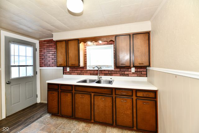 2013 S J Street, Elwood, IN 46036