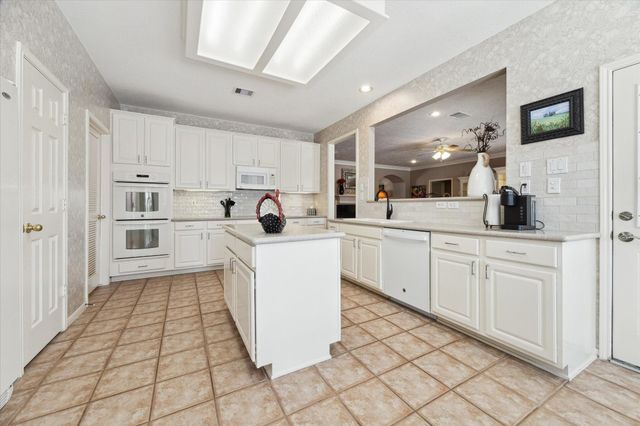 4211 Kirby Oaks Drive S, Seabrook, TX 77586