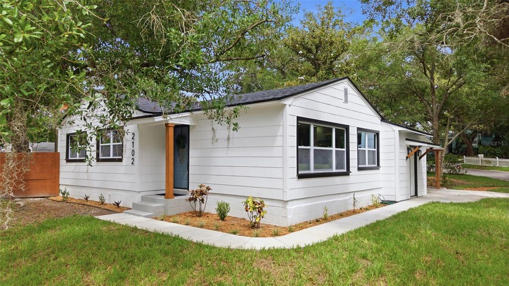Image 4 of property listing at 2102 E HOWELL STREET, Tampa, FL 33610