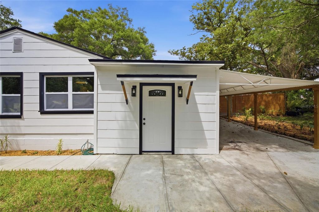 Image 6 of property listing at 2102 E HOWELL STREET, Tampa, FL 33610