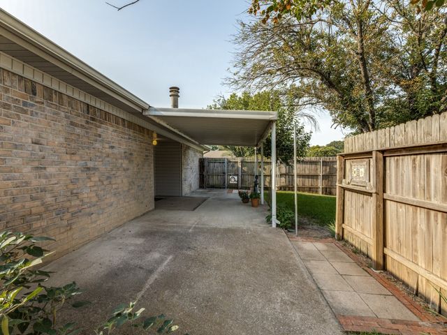 9960 Runnymeade Place, Fort Worth, TX 76108