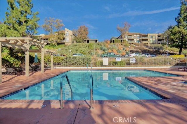 327 Chestnut Hill 22, Thousand Oaks, CA 91360