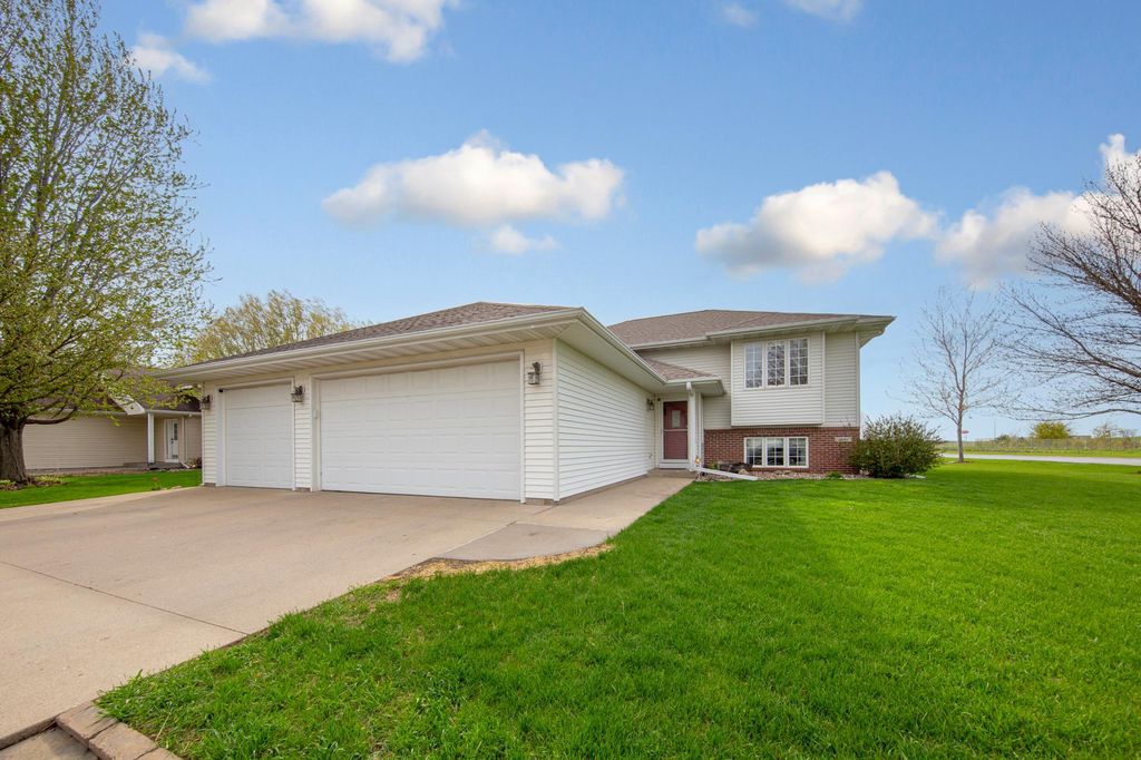 2101 Red Tail Lane, North Mankato, MN 56003