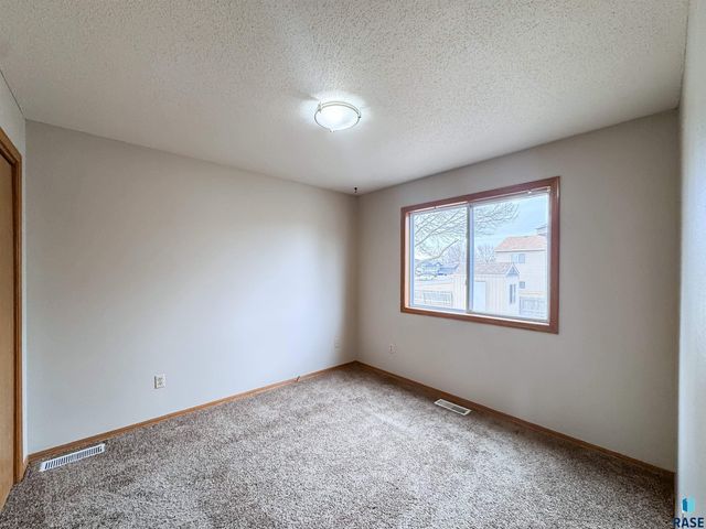 6320 W 66th St Street, Sioux Falls, SD 57106