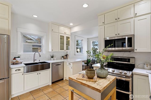 106 NE 59th Street, Seattle, WA 98105