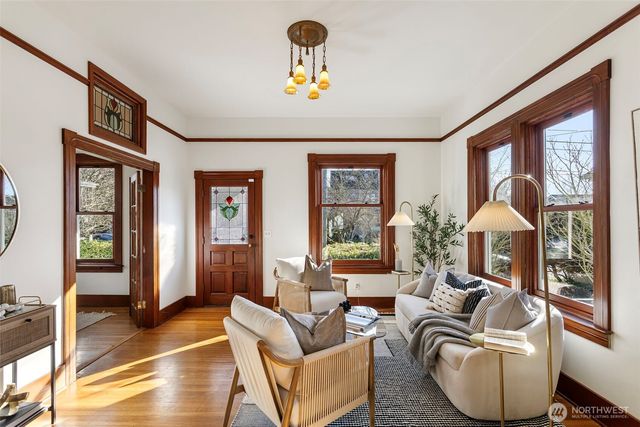 106 NE 59th Street, Seattle, WA 98105