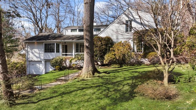 2 Hickory Hill, Roslyn, NY 11576