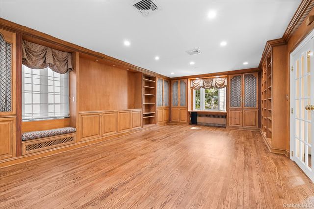 2 Hickory Hill, Roslyn, NY 11576