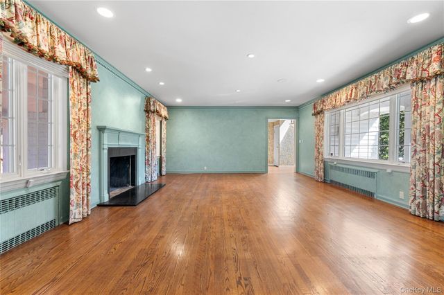 2 Hickory Hill, Roslyn, NY 11576