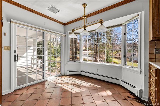 2 Hickory Hill, Roslyn, NY 11576