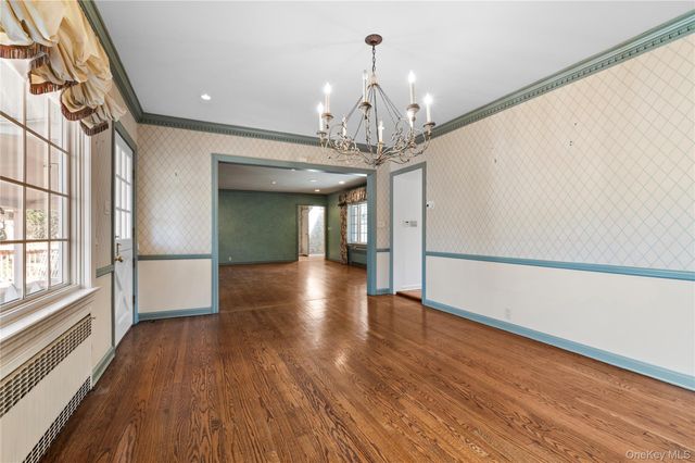2 Hickory Hill, Roslyn, NY 11576