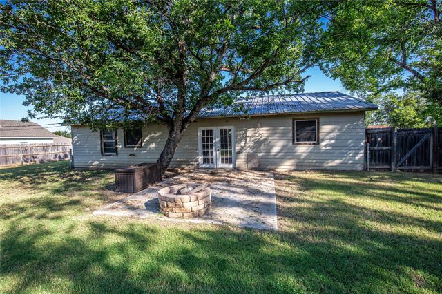 202 W Greenbriar Street, Robinson, TX 76706