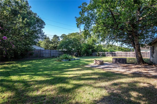 202 W Greenbriar Street, Robinson, TX 76706