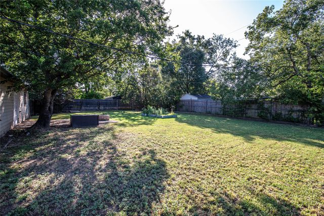 202 W Greenbriar Street, Robinson, TX 76706