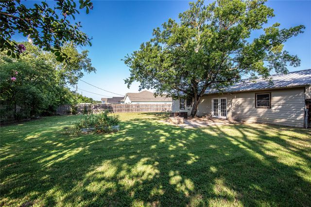 202 W Greenbriar Street, Robinson, TX 76706