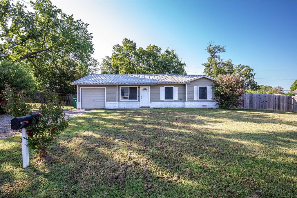 202 W Greenbriar Street, Robinson, TX 76706