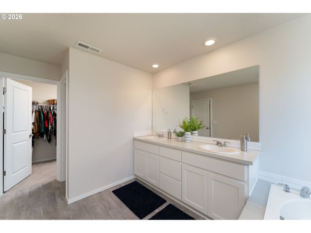1999 KILLIAN SPRING Dr, Woodburn, OR 97071
