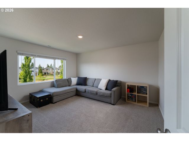 1999 KILLIAN SPRING Dr, Woodburn, OR 97071